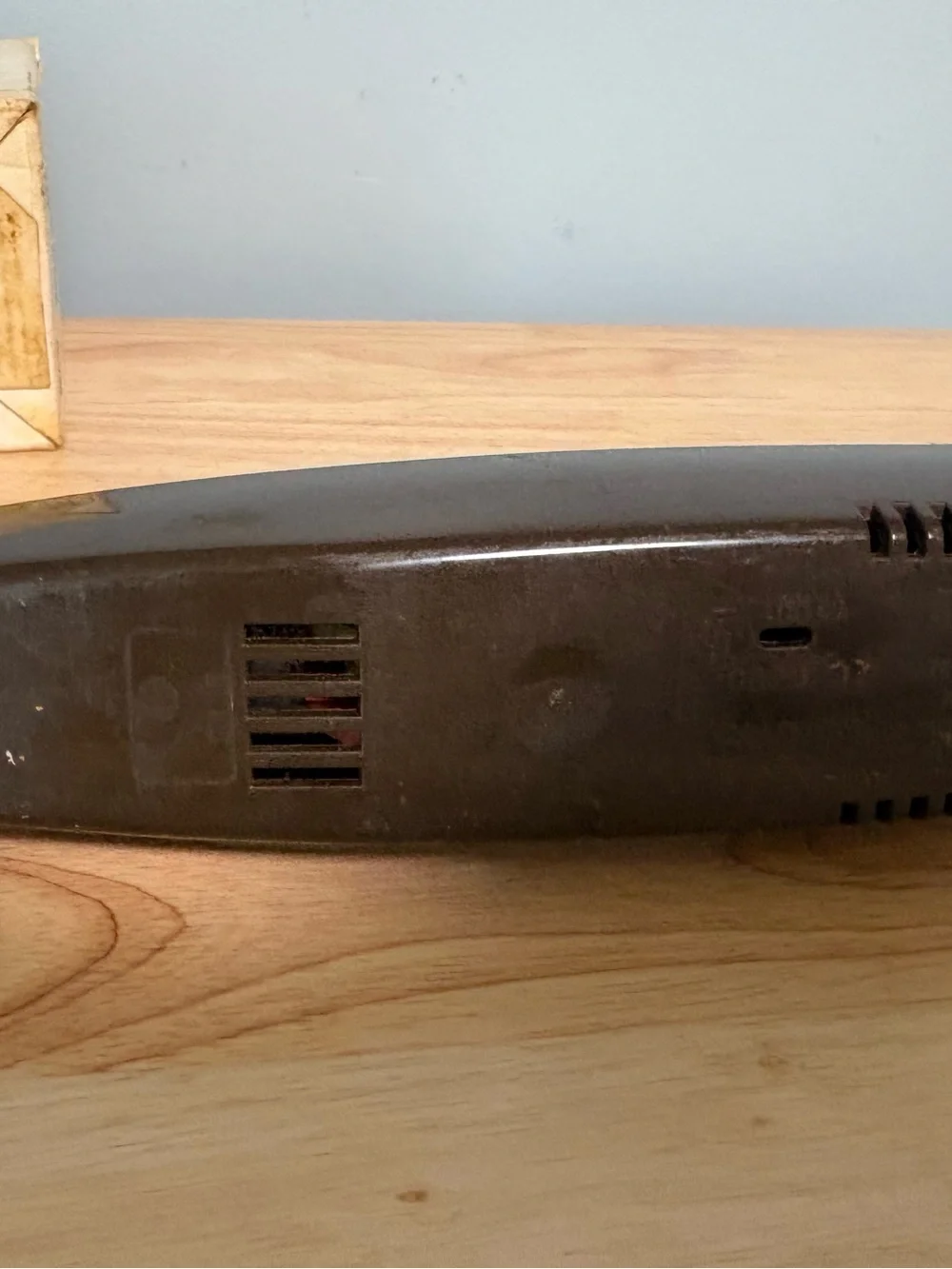 Regal Electric Knife in White and Brown